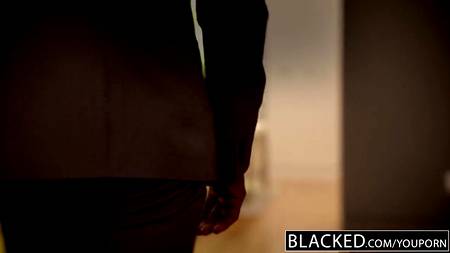 Негр сношает огромным членом рыжеволосую красавицу