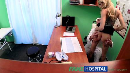 Вылизавший пизду доктор страстно вдул хорошенькую пациентку