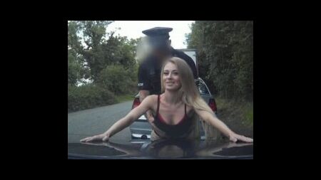 Блондинка во избежания штрафа трахнулась с полицейским