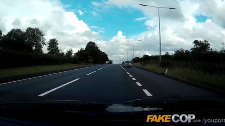 Блондинка во избежания штрафа трахнулась с полицейским