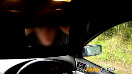 Блондинка во избежания штрафа трахнулась с полицейским