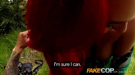 Полицейский присунул в парке рыжей телочке и кончил ей в щелку