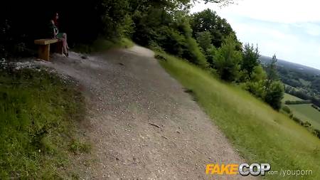 Полицейский присунул в парке рыжей телочке и кончил ей в щелку