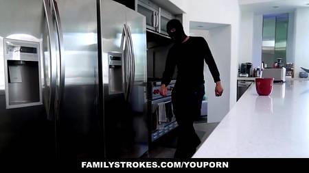 Грабитель раскрутил на секс шикарную сучку