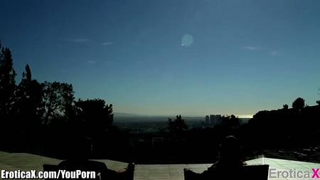 Жгучая брюнетка Anissa Kate раздвинула ноги перед мускулистым парнем