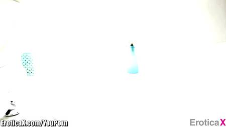 Жгучая брюнетка Anissa Kate раздвинула ноги перед мускулистым парнем