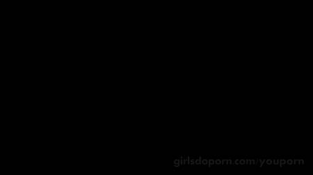 Порно агент обкончал молоденькое личико безотказной девицы