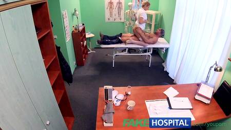 Мускулистый хахаль возбудил врачиху и страстно отжарил в разных позах