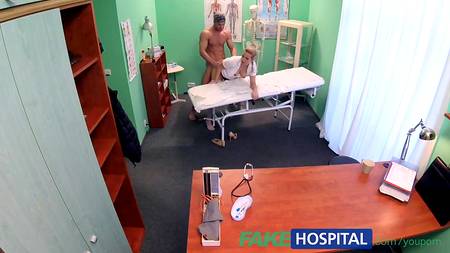 Мускулистый хахаль возбудил врачиху и страстно отжарил в разных позах