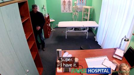 Мускулистый хахаль возбудил врачиху и страстно отжарил в разных позах