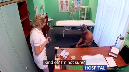 Мускулистый хахаль возбудил врачиху и страстно отжарил в разных позах