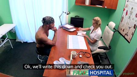 Мускулистый хахаль возбудил врачиху и страстно отжарил в разных позах