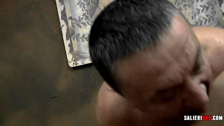 Молодая сучка обслужила зрелого мужика