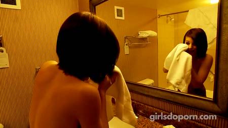 Девчонка снялась в своем первом порно фильме