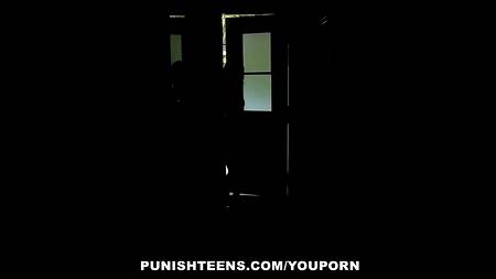 Парень жестко отымел воровку с кляпом во рту