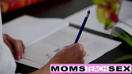 Горячая блондинка преподала пару уроков в сексе молоденькой студентке