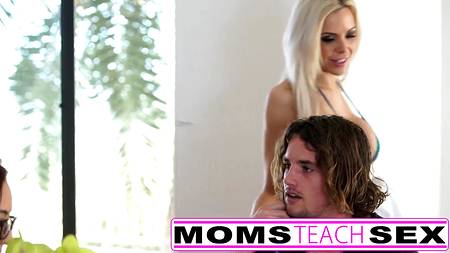 Горячая блондинка преподала пару уроков в сексе молоденькой студентке