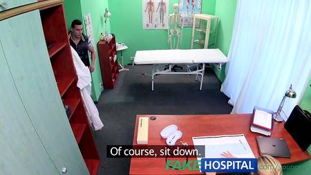 Длинноногая врачиха присосалась на роботе к члену пациента