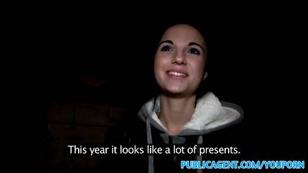 Брюнетка с удовольствием заработала круглую сумму деньжат