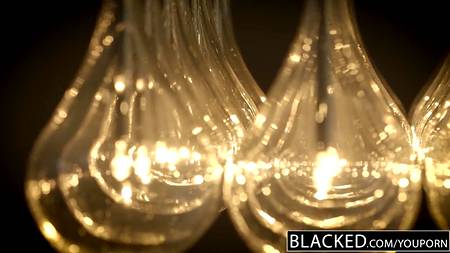 Горячая брюнетка испытывает экстаз от огромного черного члена