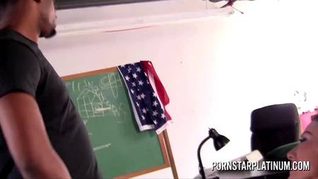 Черный препод отжарил похотливую студентку посреди урока