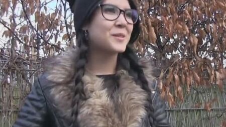 Приятный заработок для симпатичной брюнетки