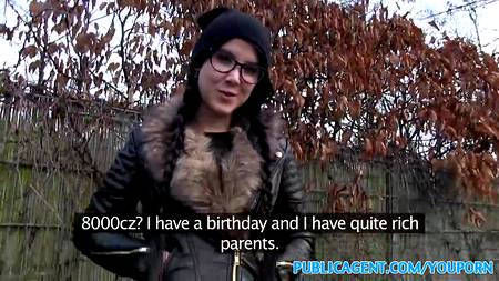 Приятный заработок для симпатичной брюнетки