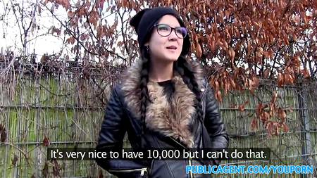 Приятный заработок для симпатичной брюнетки