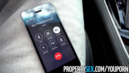 Зашел в комнату к мастурбирующей девке и поимел ее в разных позах