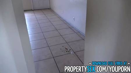 Зашел в комнату к мастурбирующей девке и поимел ее в разных позах