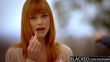 Рыжеволосая бестия испытывает наслаждение от черного члена