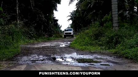 Мужик жестко трахает сучку в своем фургончике