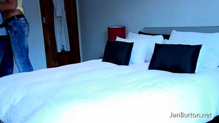 Молодой парняга отжигает в постели со зрелой давалкой