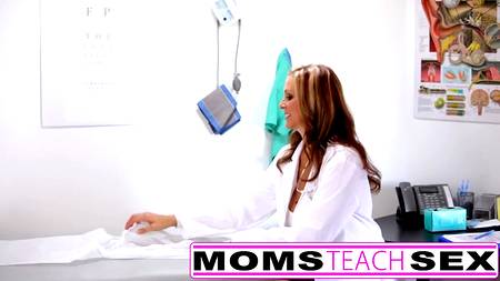 Грудастая докторша провела тщательное обследование молодой пары