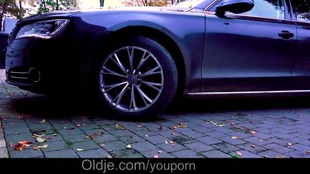 Старый дедуля раскрутил выпившею девку на еблю