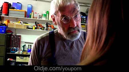 Старый дедуля раскрутил выпившею девку на еблю