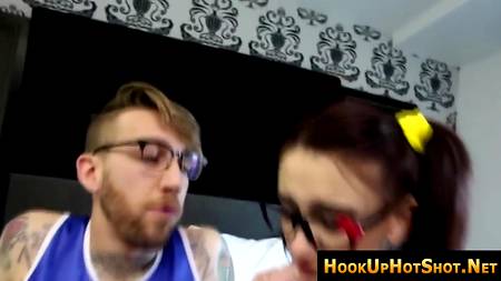 Парень в татуировках разрывает жопу молодой девицы