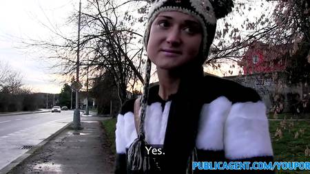 Мужчина уболтал брюнетку отдаться перед объективом камеры