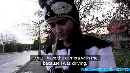 Мужчина уболтал брюнетку отдаться перед объективом камеры