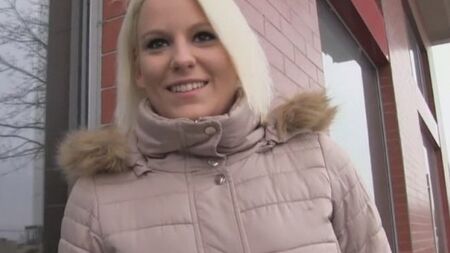 Трахнул в подъезде хорошенькую блондинку