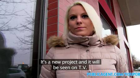 Трахнул в подъезде хорошенькую блондинку