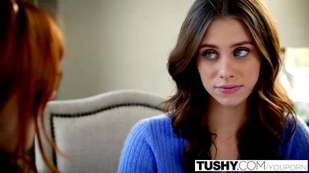 Первый анальный опыт молодой студентки