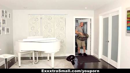 Купидон насадил на фаллос симпатичную брюнетку