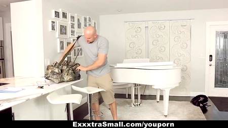 Купидон насадил на фаллос симпатичную брюнетку