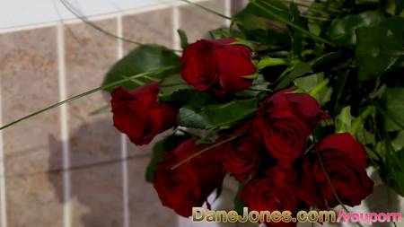 Красивая пара устроила романтический секс в ванной