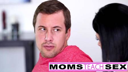 Две девицы выручили мастурбирующего парня