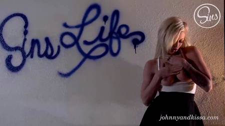 Лысый хахаль чпокнул стоя сексапильную блонду и кончил ей на киску