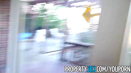 Рыженькая бестия не устояла перед настойчивостью парня