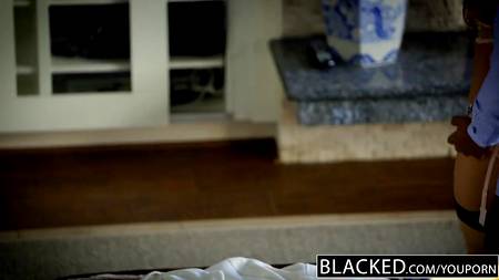 Три чернокожих любовника радуют роскошную брюнетку