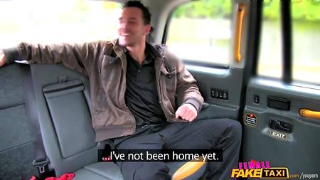 Парень удачно словил автомобиль такси